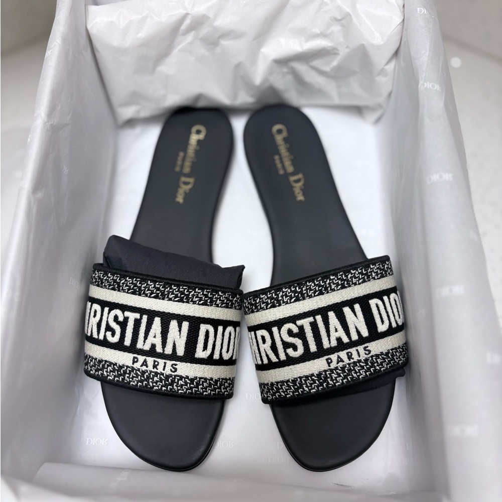 Dway Slide
Black embroidered cotton